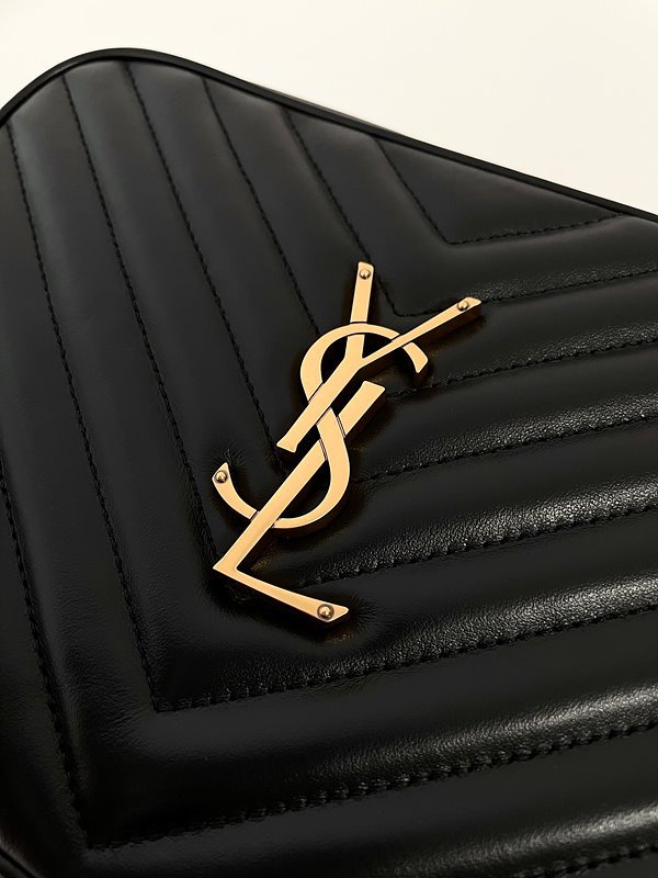 생로랑 퀼트 처리된 가죽 소재의 LOU 카메라백 [매장가 255만원대]