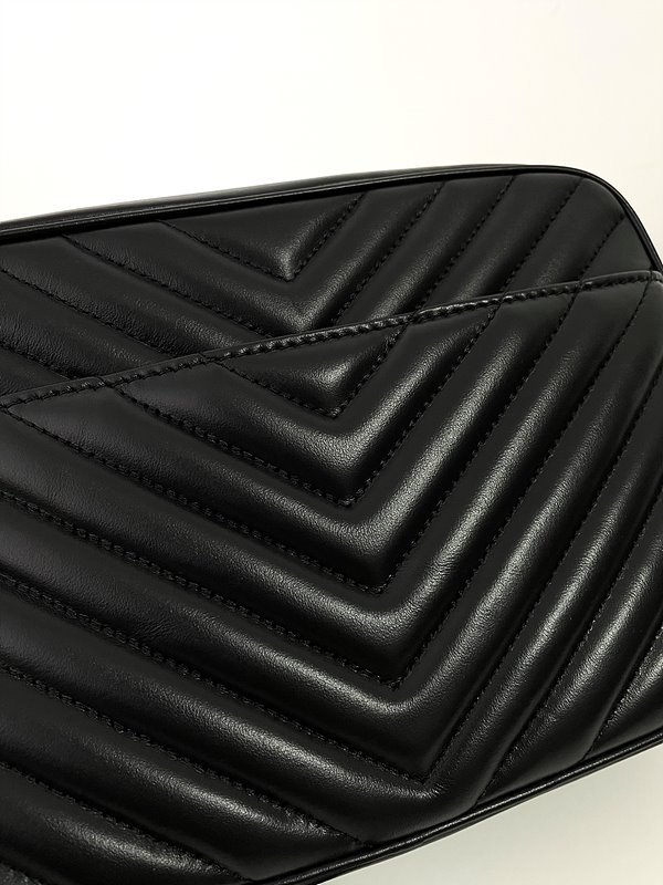 생로랑 퀼트 처리된 가죽 소재의 LOU 카메라백 [매장가 255만원대]