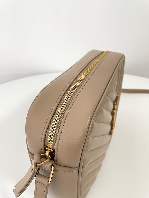 생로랑 퀼트 처리된 가죽 소재의 LOU 카메라백 [매장가 255만원대]