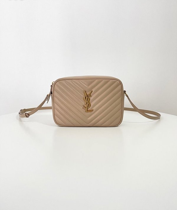 생로랑 퀼트 처리된 가죽 소재의 LOU 카메라백 [매장가 255만원대]