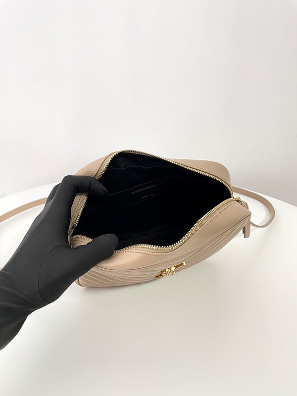 생로랑 퀼트 처리된 가죽 소재의 LOU 카메라백 [매장가 255만원대]