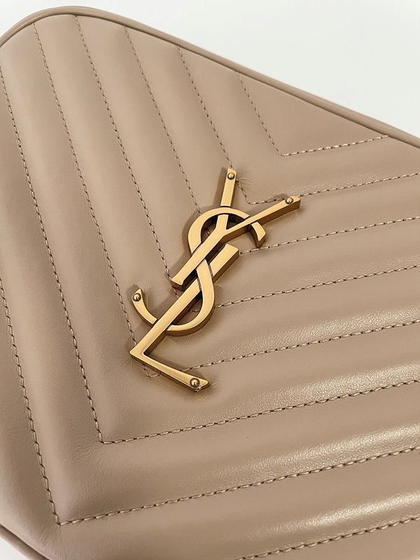 생로랑 퀼트 처리된 가죽 소재의 LOU 카메라백 [매장가 255만원대]