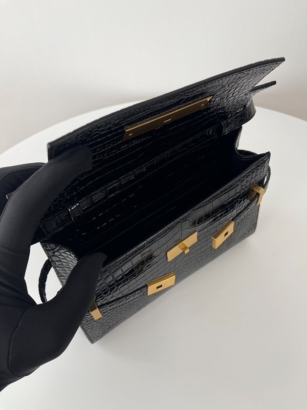 생로랑 크로커다일 엠보스드 샤이니 가죽 소재의 MANHATTAN 스몰 [매장가 359만원대]