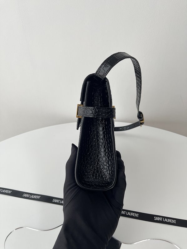 생로랑 크로커다일 엠보스드 샤이니 가죽 소재의 MANHATTAN 스몰 [매장가 359만원대]