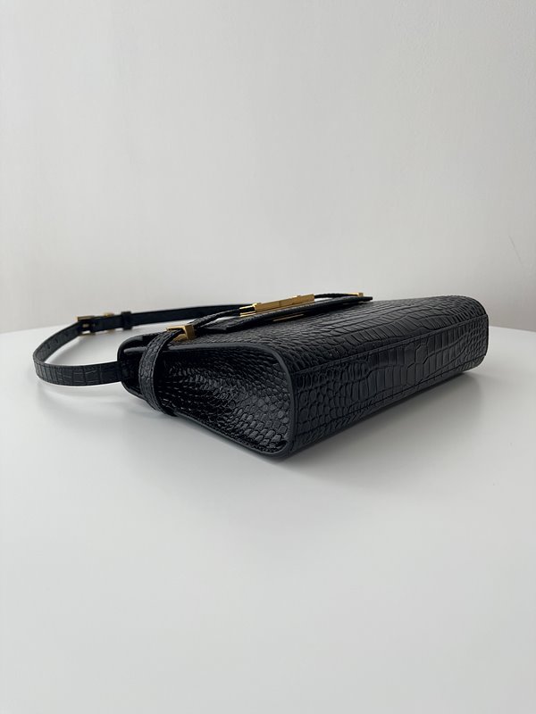 생로랑 크로커다일 엠보스드 샤이니 가죽 소재의 MANHATTAN 스몰 [매장가 359만원대]