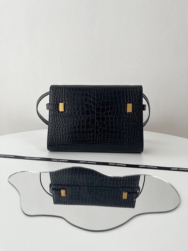 생로랑 크로커다일 엠보스드 샤이니 가죽 소재의 MANHATTAN 스몰 [매장가 359만원대]