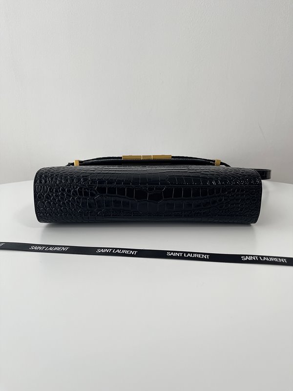 생로랑 크로커다일 엠보스드 샤이니 가죽 소재의 MANHATTAN 스몰 [매장가 359만원대]