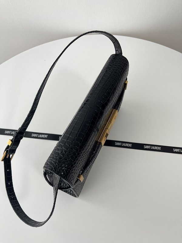 생로랑 크로커다일 엠보스드 샤이니 가죽 소재의 MANHATTAN 스몰 [매장가 359만원대]