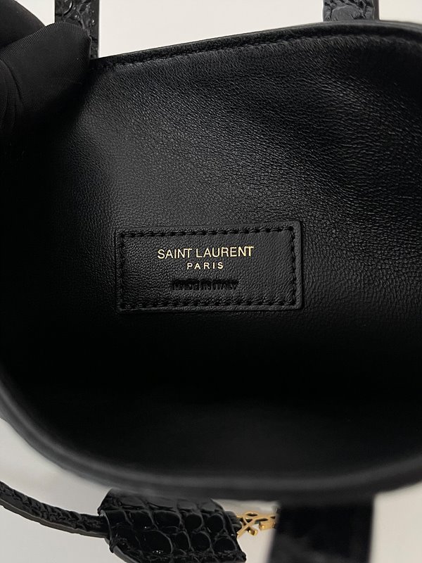 생로랑 크로커다일 엠보스드 가죽 소재의 생 로랑 파이 미니 토이 쇼퍼백 [매장가 155만원대]