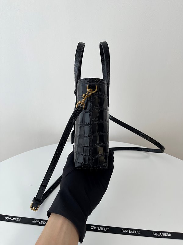 생로랑 크로커다일 엠보스드 가죽 소재의 생 로랑 파이 미니 토이 쇼퍼백 [매장가 155만원대]