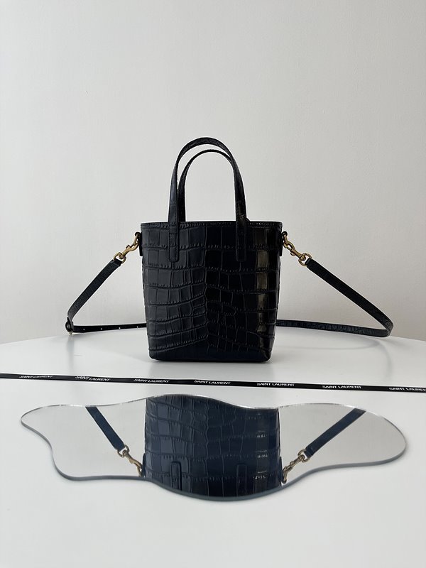 생로랑 크로커다일 엠보스드 가죽 소재의 생 로랑 파이 미니 토이 쇼퍼백 [매장가 155만원대]