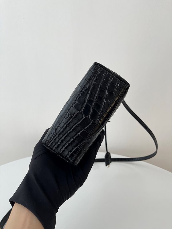 생로랑 크로커다일 엠보스드 가죽 소재의 생 로랑 파이 미니 토이 쇼퍼백 [매장가 155만원대]