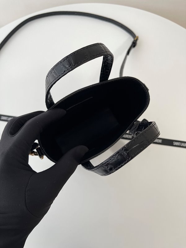 생로랑 크로커다일 엠보스드 가죽 소재의 생 로랑 파이 미니 토이 쇼퍼백 [매장가 155만원대]