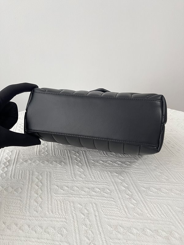 생로랑 퀄팅 가죽 소재 LOULOU 스몰 [매장가 405만원대]