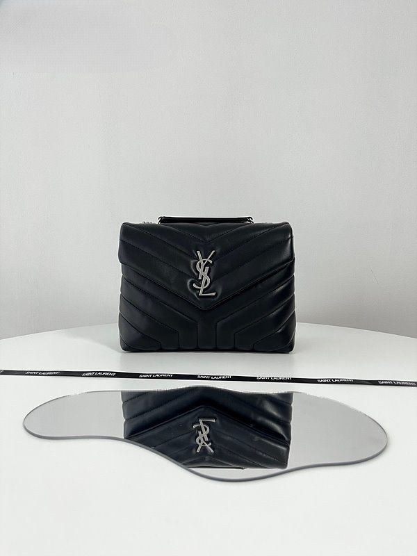 생로랑 퀄팅 가죽 소재 LOULOU 스몰 [매장가 405만원대]