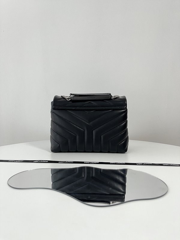 생로랑 퀄팅 가죽 소재 LOULOU 스몰 [매장가 405만원대]