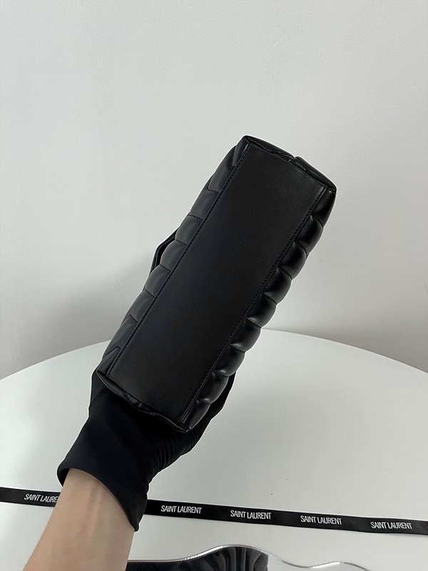 생로랑 퀄팅 가죽 소재 LOULOU 스몰 [매장가 405만원대]