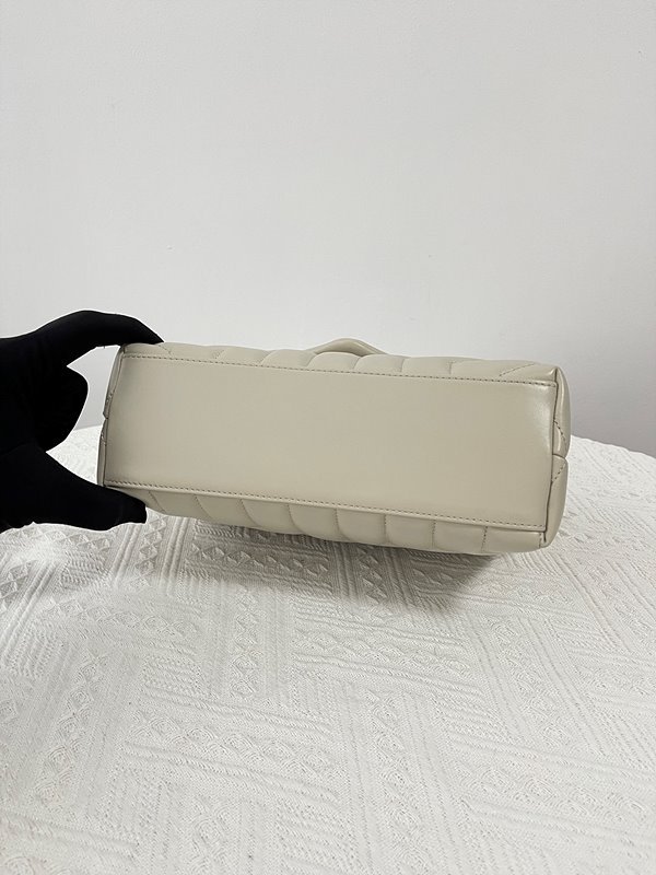 생로랑 퀄팅 가죽 소재 LOULOU 스몰 [매장가 405만원대]