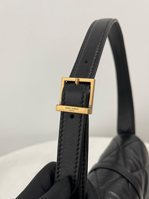 생로랑 퀄트 처리된 램스킨 소재의 LE 57 숄더백 [매장가 389만원대]