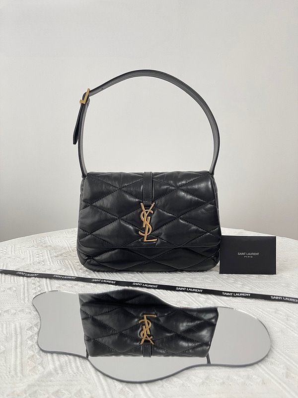 생로랑 퀄트 처리된 램스킨 소재의 LE 57 숄더백 [매장가 389만원대]