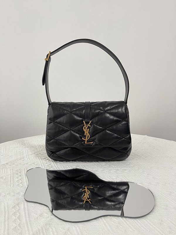 생로랑 퀄트 처리된 램스킨 소재의 LE 57 숄더백 [매장가 389만원대]