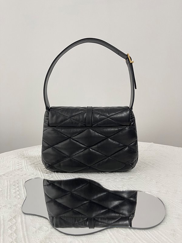 생로랑 퀄트 처리된 램스킨 소재의 LE 57 숄더백 [매장가 389만원대]