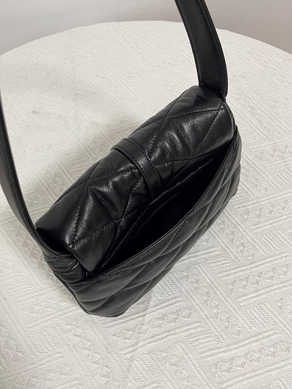 생로랑 퀄트 처리된 램스킨 소재의 LE 57 숄더백 [매장가 389만원대]