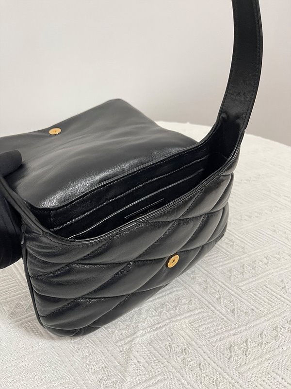 생로랑 퀄트 처리된 램스킨 소재의 LE 57 숄더백 [매장가 389만원대]