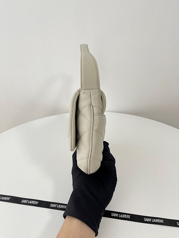 생로랑 퀄트 처리된 램스킨 소재의 LE 57 숄더백 [매장가 389만원대]