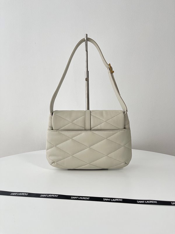 생로랑 퀄트 처리된 램스킨 소재의 LE 57 숄더백 [매장가 389만원대]