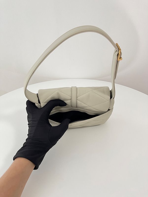 생로랑 퀄트 처리된 램스킨 소재의 LE 57 숄더백 [매장가 389만원대]