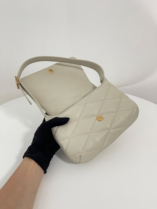 생로랑 퀄트 처리된 램스킨 소재의 LE 57 숄더백 [매장가 389만원대]