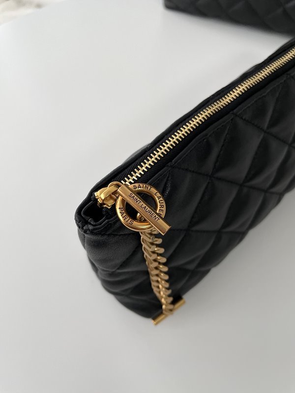 생로랑 퀄트 처리된 램스킨 소재의 ICARE 맥시 쇼퍼백 [매장가 635만원대]