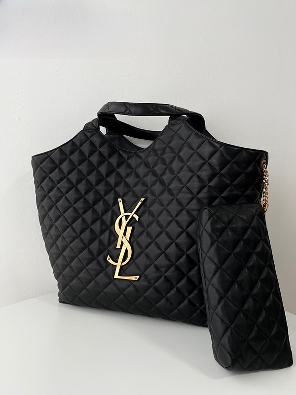 생로랑 퀄트 처리된 램스킨 소재의 ICARE 맥시 쇼퍼백 [매장가 635만원대]