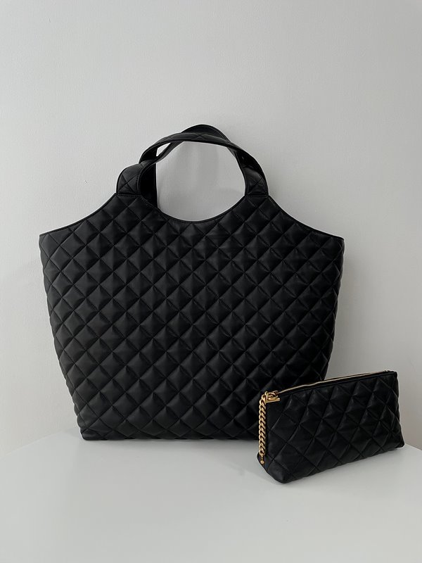 생로랑 퀄트 처리된 램스킨 소재의 ICARE 맥시 쇼퍼백 [매장가 635만원대]