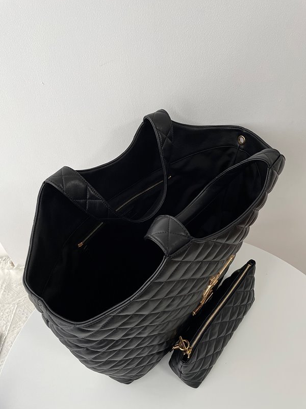 생로랑 퀄트 처리된 램스킨 소재의 ICARE 맥시 쇼퍼백 [매장가 635만원대]