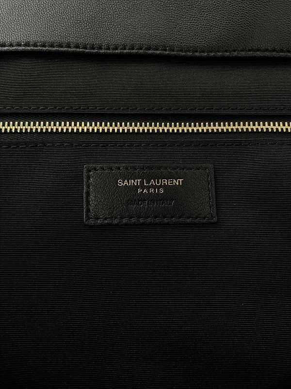 생로랑 퀄트 처리된 램스킨 소재의 ICARE 맥시 쇼퍼백 [매장가 635만원대]