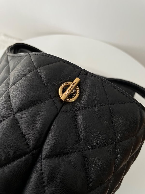 생로랑 퀄트 처리된 램스킨 소재의 ICARE 맥시 쇼퍼백 [매장가 635만원대]