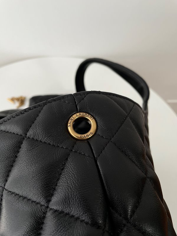 생로랑 퀄트 처리된 램스킨 소재의 ICARE 맥시 쇼퍼백 [매장가 635만원대]