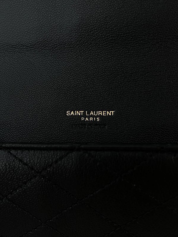 생로랑 퀄트 처리된 가죽 소재의 GABY 휴대폰 홀더 [매장가 169만원대]