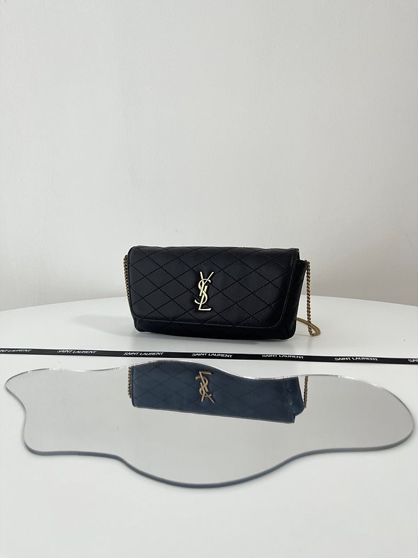 생로랑 퀄트 처리된 가죽 소재의 GABY 휴대폰 홀더 [매장가 169만원대]