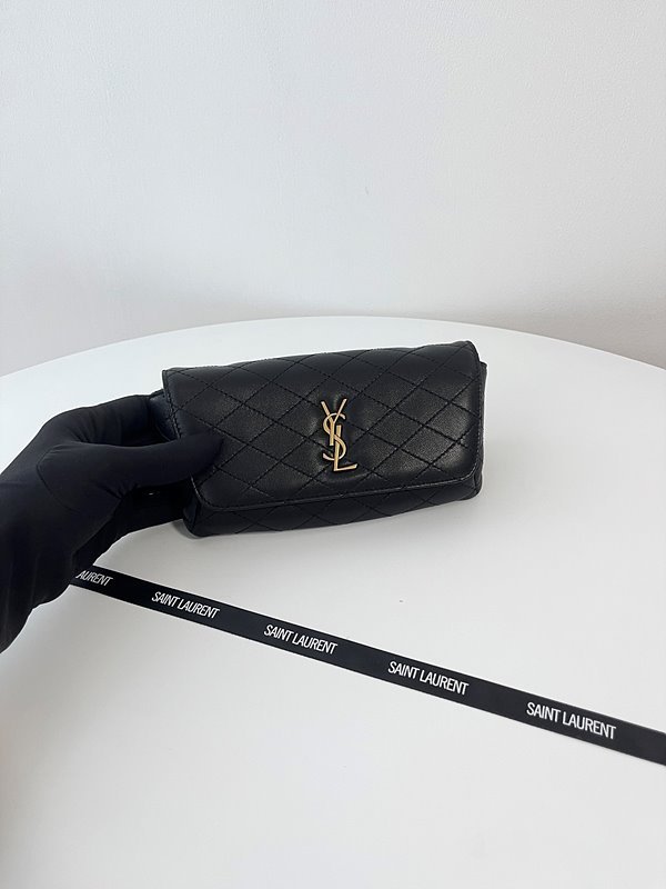 생로랑 퀄트 처리된 가죽 소재의 GABY 휴대폰 홀더 [매장가 169만원대]