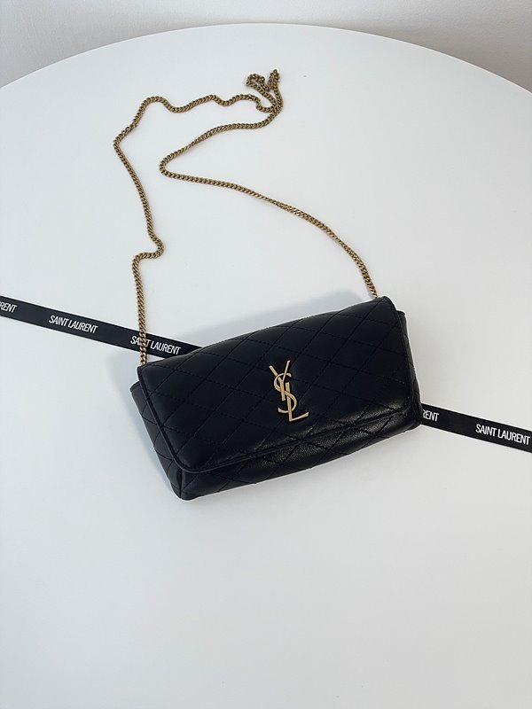 생로랑 퀄트 처리된 가죽 소재의 GABY 휴대폰 홀더 [매장가 169만원대]