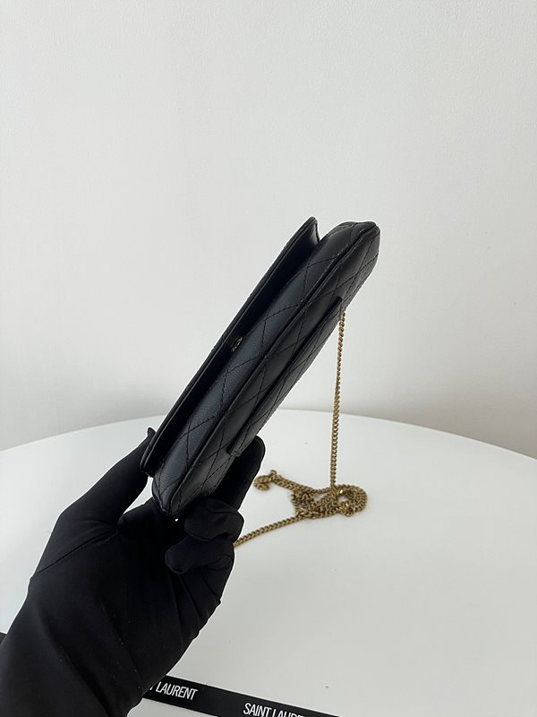 생로랑 퀄트 처리된 가죽 소재의 GABY 휴대폰 홀더 [매장가 169만원대]