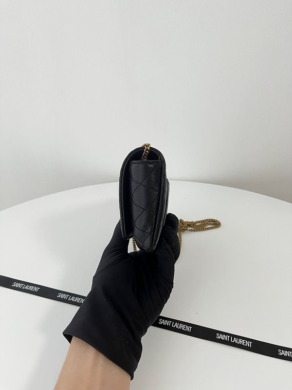 생로랑 퀄트 처리된 가죽 소재의 GABY 휴대폰 홀더 [매장가 169만원대]