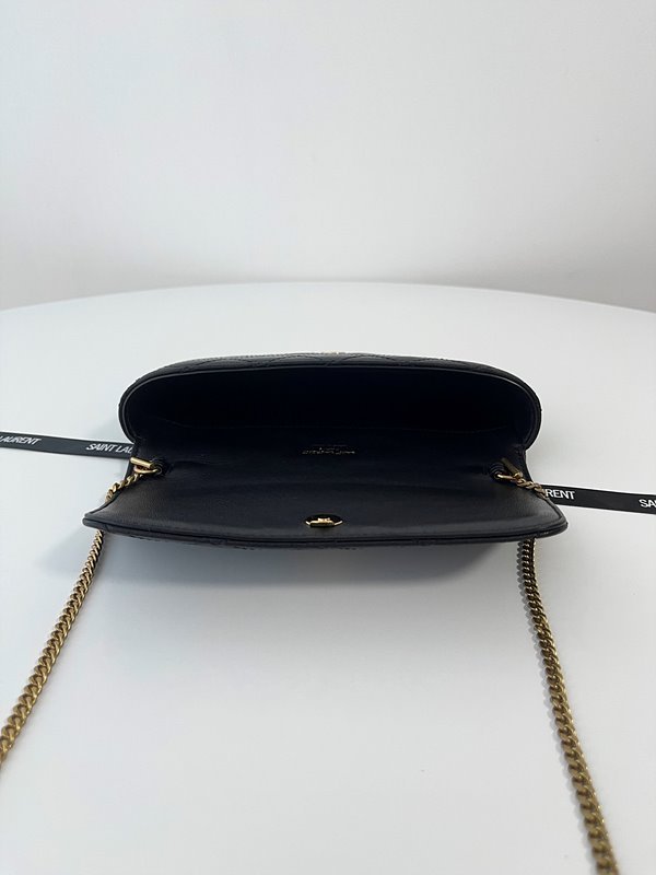 생로랑 퀄트 처리된 가죽 소재의 GABY 휴대폰 홀더 [매장가 169만원대]