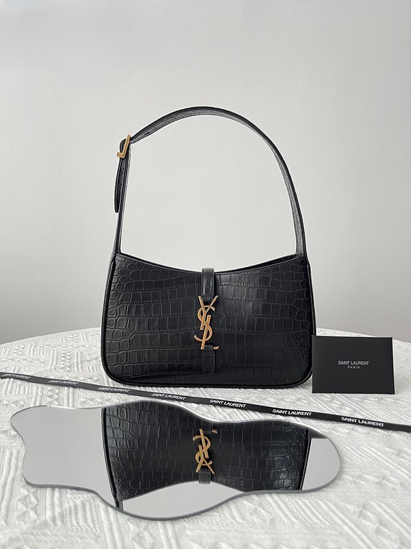 생로랑 유광 크로커다일 엠보싱 가죽 소재의 LE 5 A 7 호보백 [매장가 355만원대]