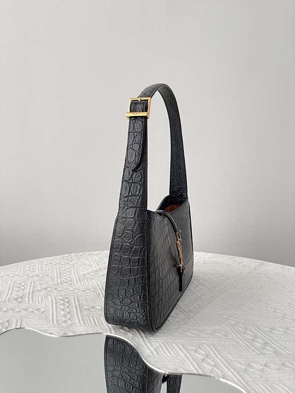 생로랑 유광 크로커다일 엠보싱 가죽 소재의 LE 5 A 7 호보백 [매장가 355만원대]