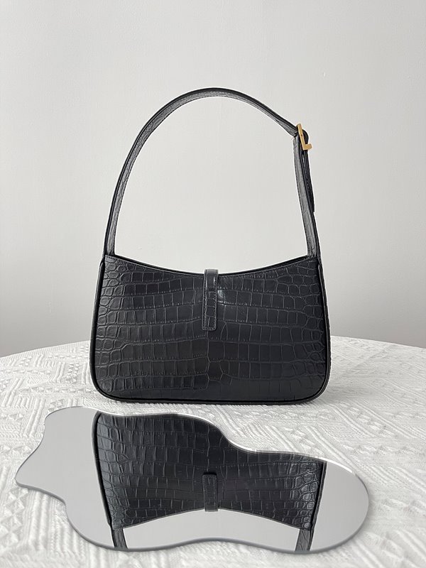 생로랑 유광 크로커다일 엠보싱 가죽 소재의 LE 5 A 7 호보백 [매장가 355만원대]