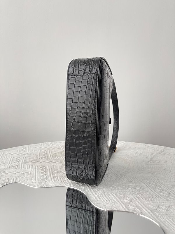 생로랑 유광 크로커다일 엠보싱 가죽 소재의 LE 5 A 7 호보백 [매장가 355만원대]